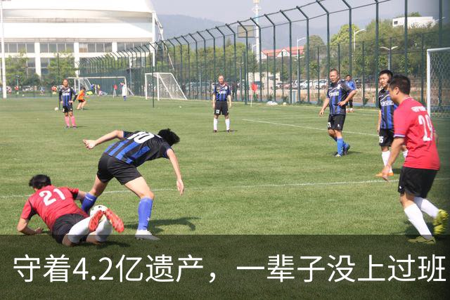 守着4.2亿遗产，一辈子没上过班，没结过一次婚，每天就是陪三个女友吃饭逛街，每月给每人50万生活费。他最新发声：梅艳芳骨灰找不回来了